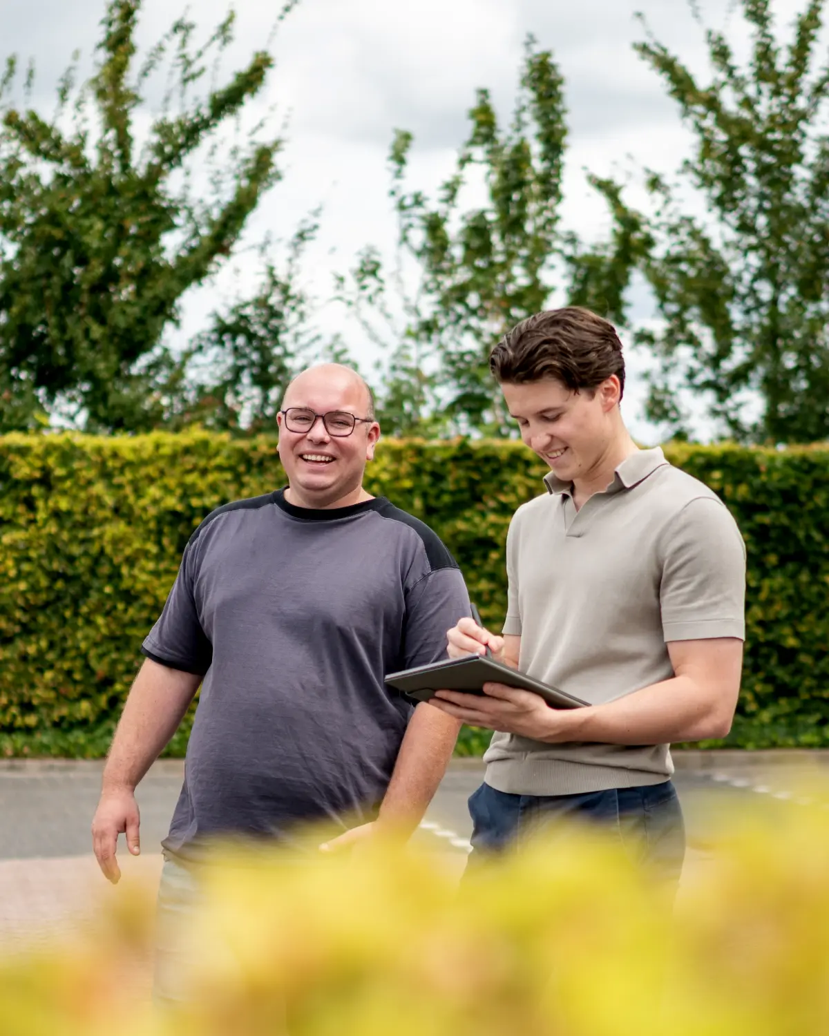 E-Charging adviseur in gesprek op locatie, met tablet