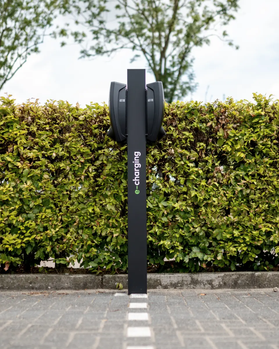 E-Charging laadpaal met eigen branding op een parkeerplaats