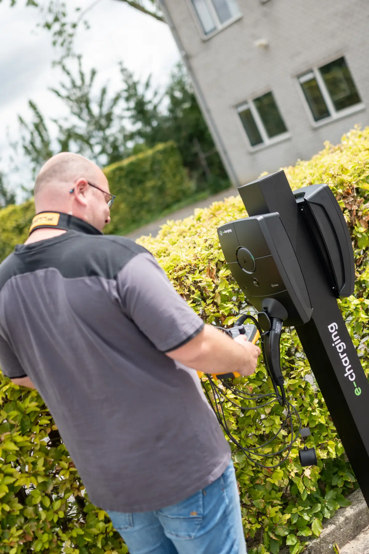 Monteur van E-Charging meet een Zaptec-laadpaal door